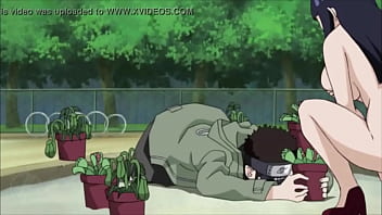 Hinata desnuda por la calle