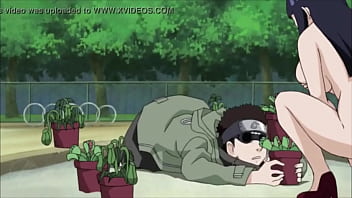 Hinata desnuda por la calle