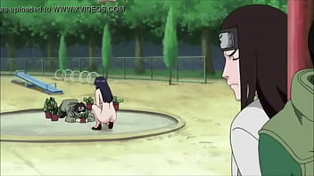 Hinata desnuda por la calle