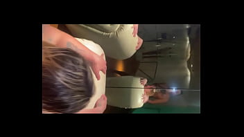 Me chupa bien rico la pussy y me da sin parar