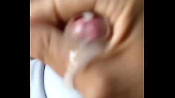 Me orino en los pantalones con mis pañales de tela y de paso tre deliciosos orgasmos