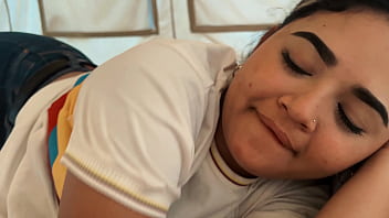 Me dejo follar por un desconocido en una cabaña frente al mar