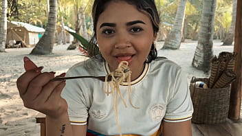 Me dejo follar por un desconocido en una cabaña frente al mar