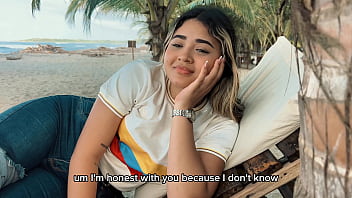 Me dejo follar por un desconocido en una cabaña frente al mar