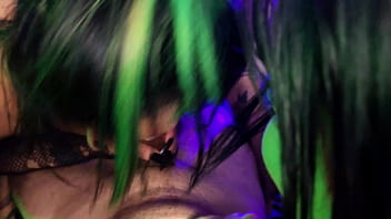 O zelador da faculdade é tão gentil que eu e as minhas amigas resolvemos chupar a pica dele até tomar leitinho completo no sheer red