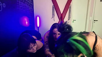 O zelador da faculdade é tão gentil que eu e as minhas amigas resolvemos chupar a pica dele até tomar leitinho completo no sheer red