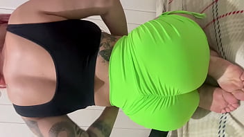 Camila vegas safada em vídeo solo com pés lindos fala putaria e mostra o rabo