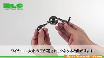 キラリと光るビジューでお尻をデコレーション。メタル感もクセになるぅ～
