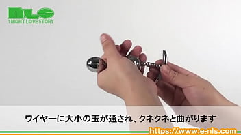 キラリと光るビジューでお尻をデコレーション。メタル感もクセになるぅ～