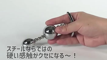 キラリと光るビジューでお尻をデコレーション。メタル感もクセになるぅ～