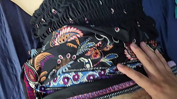 Le subo el vestido a mi alumna