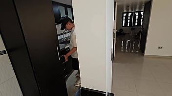 La esposa cachonda de mi mejor amigo me chupa la verga cuando el no mira