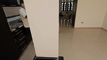 La esposa cachonda de mi mejor amigo me chupa la verga cuando el no mira