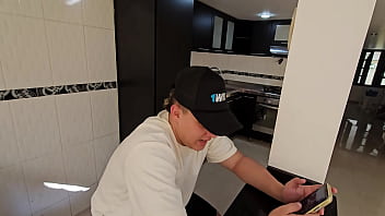 La esposa cachonda de mi mejor amigo me chupa la verga cuando el no mira