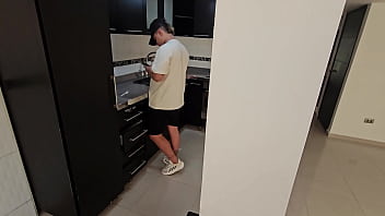 La esposa cachonda de mi mejor amigo me chupa la verga cuando el no mira