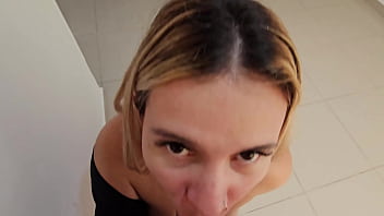 La esposa cachonda de mi mejor amigo me chupa la verga cuando el no mira