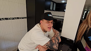 La esposa cachonda de mi mejor amigo me chupa la verga cuando el no mira