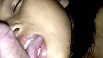 สาวน้อยคนนี้แอบมาอมควยของฉันตลอดจนน้ำแตก