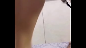 O macho que meu marido trouxe me fez gozar montando na rola dele