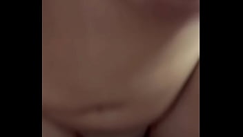 O macho que meu marido trouxe me fez gozar montando na rola dele