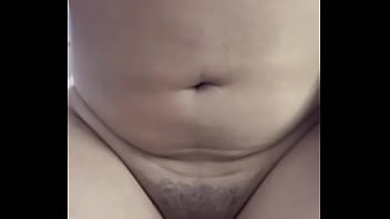 O macho que meu marido trouxe me fez gozar montando na rola dele