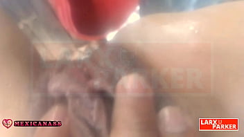 Kassandra se mueve en su baño y se masturba para todos sus fans