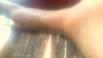 Kassandra se mueve en su baño y se masturba para todos sus fans