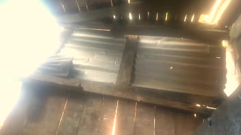 Kassandra se mueve en su baño y se masturba para todos sus fans