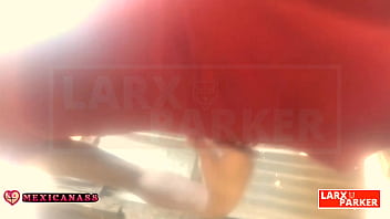 Kassandra se mueve en su baño y se masturba para todos sus fans