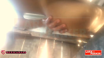 Kassandra se mueve en su baño y se masturba para todos sus fans