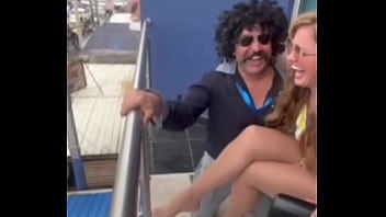 Belleza colombiana muestra sus piernas