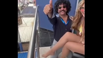 Belleza colombiana muestra sus piernas