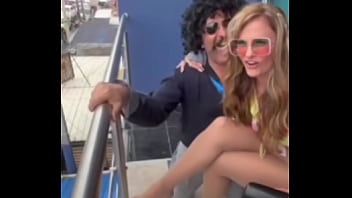 Belleza colombiana muestra sus piernas