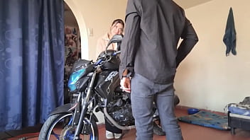 Me follo a mi vecina a cambio de guardar su moto en mi garaje parte 2