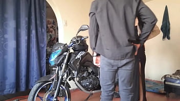 Me follo a mi vecina a cambio de guardar su moto en mi garaje parte 2