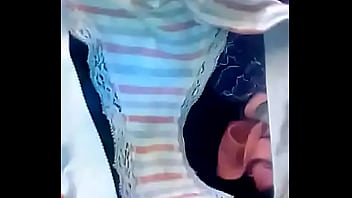 Nueva cuñada esplorando su maleta