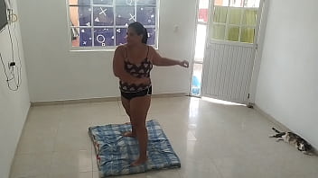 Padrastro pervertido me ayuda con mis ejercicios y terminamos follando muy rico y duro con su gran polla dejando todo su semen en mi cara