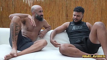 Ruivinha maravilhosa dando gostoso para dois na beira da piscina cintia lara erick frei felipe costa fv