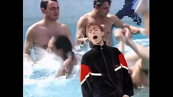 Difuminar chicas y chicos cogiendo parklife