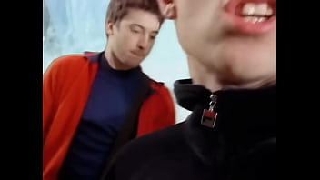 Difuminar chicas y chicos cogiendo parklife