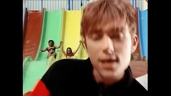 Difuminar chicas y chicos cogiendo parklife