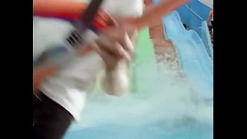 Difuminar chicas y chicos cogiendo parklife