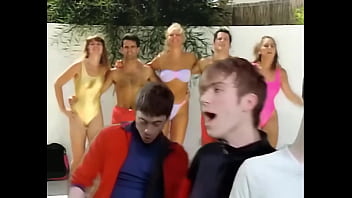 Difuminar Chicas Y Chicos Cogiendo Parklife thumbnail