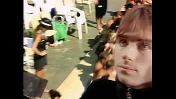 Difuminar chicas y chicos cogiendo parklife