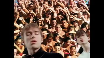 Difuminar chicas y chicos cogiendo parklife