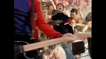 Difuminar chicas y chicos cogiendo parklife