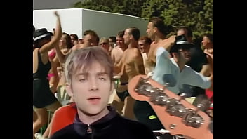 Difuminar chicas y chicos cogiendo parklife