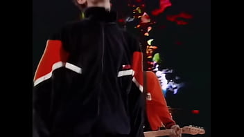 Difuminar chicas y chicos cogiendo parklife