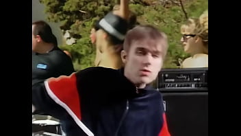 Difuminar chicas y chicos cogiendo parklife