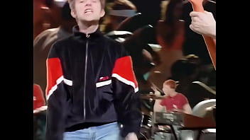 Difuminar chicas y chicos cogiendo parklife